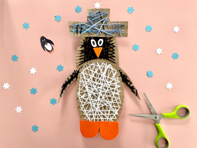 Pinguin aus Wolle und Karton